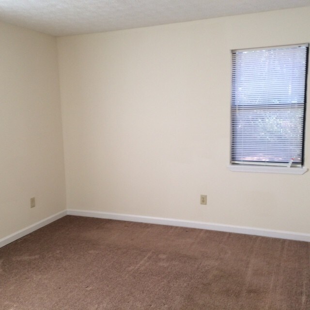 Building Photo - 185 W Paces Dr