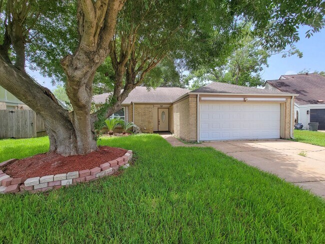 Foto del edificio - BEAUTIFUL 3 BEDROOM 2 BATH UPDATED HOME WITH TILE THROUGHOUT. GRANITE COUNTERTOPS WITH TILE FLOOR...