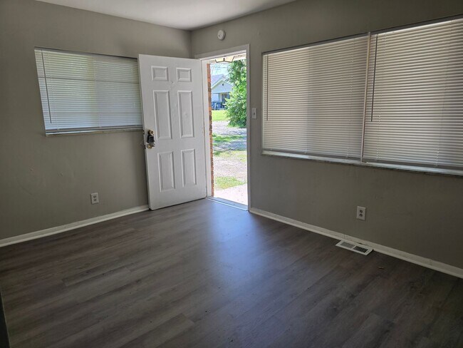 Building Photo - Tucked Away 2 bedroom