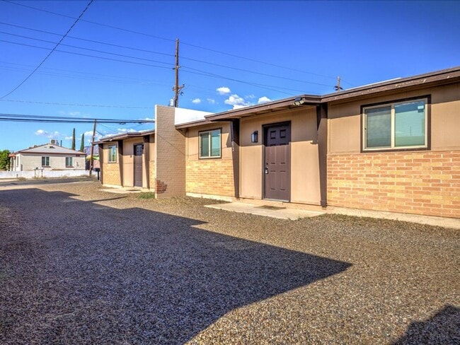 Building Photo - 2 Bedroom 1 Bathroom