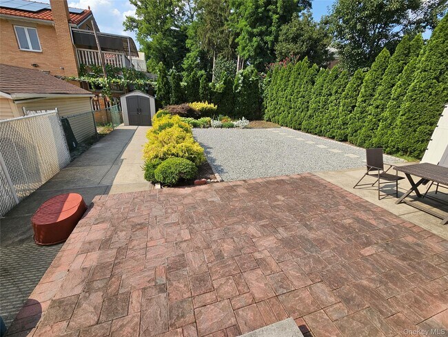 Foto del edificio - 248-41 Thebes Ave