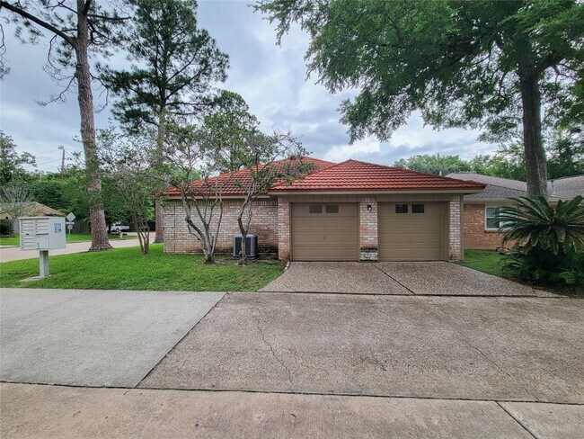 Building Photo - 12800 Briar Forest Dr