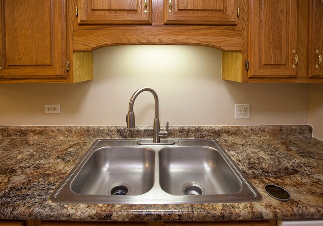 Building Photo - 290 Crestview Dr