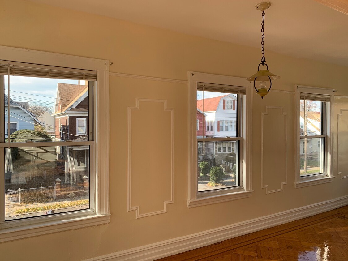 Foto principal - 957 E 39th St