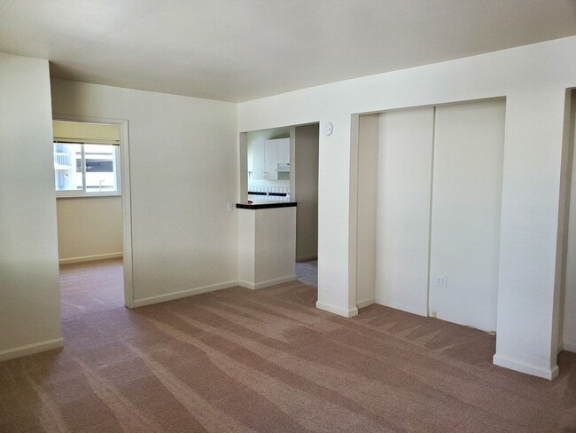 Building Photo - 357 S 4th St