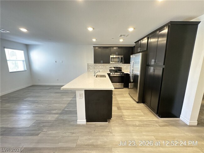 Foto del edificio - 6240 Foxes Dl St