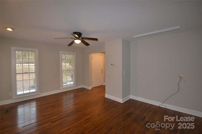 Foto del edificio - 9024 McElroy Rd