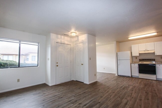 Foto del edificio - 8460 E Lakeshore Dr