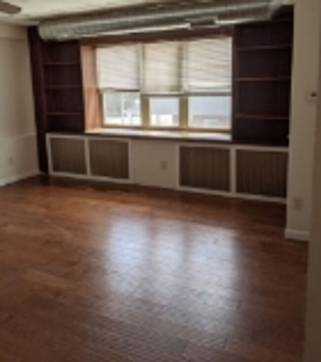 Building Photo - 811 W Springfield Ave