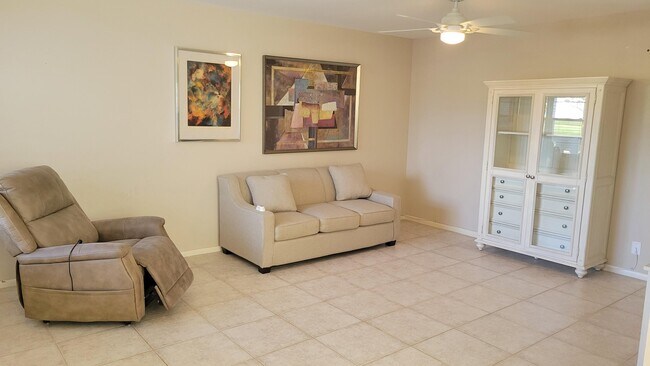 Building Photo - 612 Fanshaw O