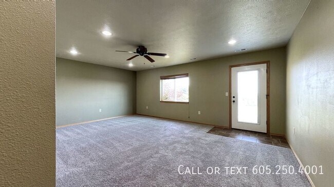 Building Photo - 2 Bedroom 1.5 Bathroom Townhome w/ a Singl...