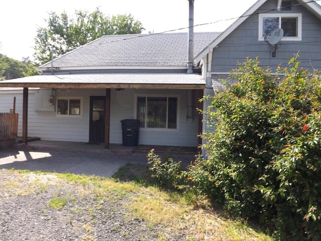 Building Photo - Cozy 3 Bedroom, 1 Bathroom Home with Spacious Back Yard.