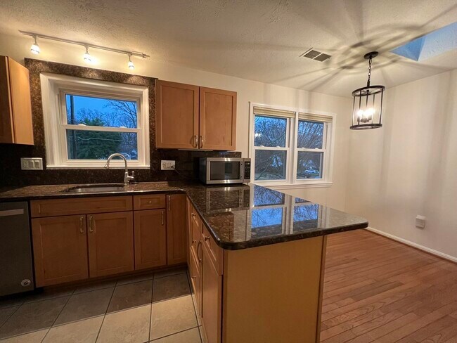 Foto del edificio - 5350 Ravensworth Rd