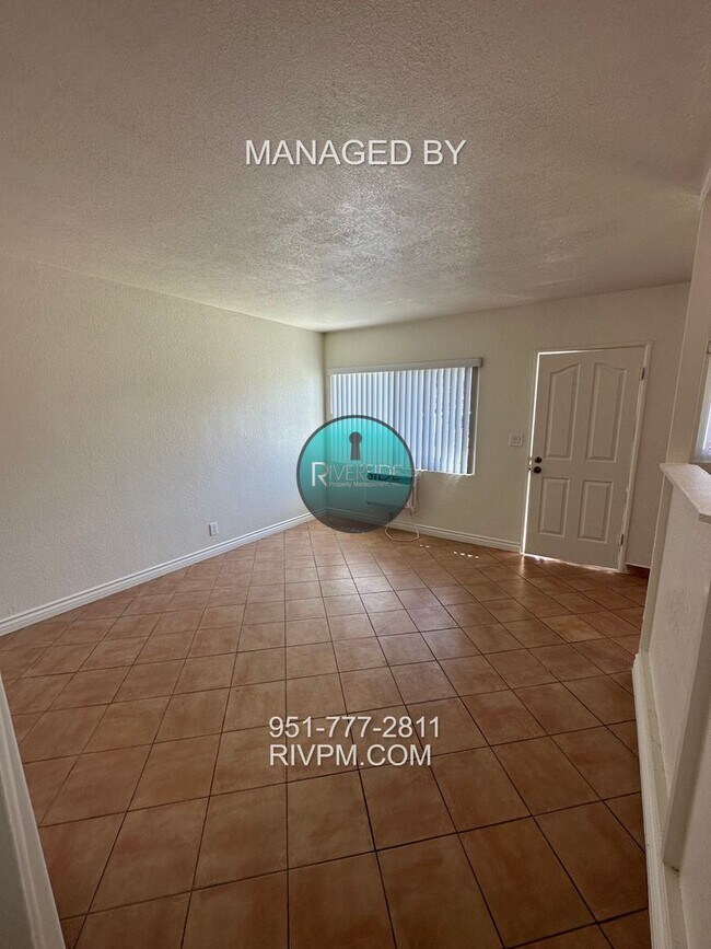 Building Photo - One Bedroom Apartment Off University!