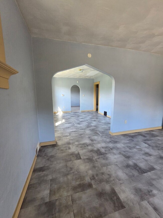Foto del edificio - Upper 2 bedroom unit east side