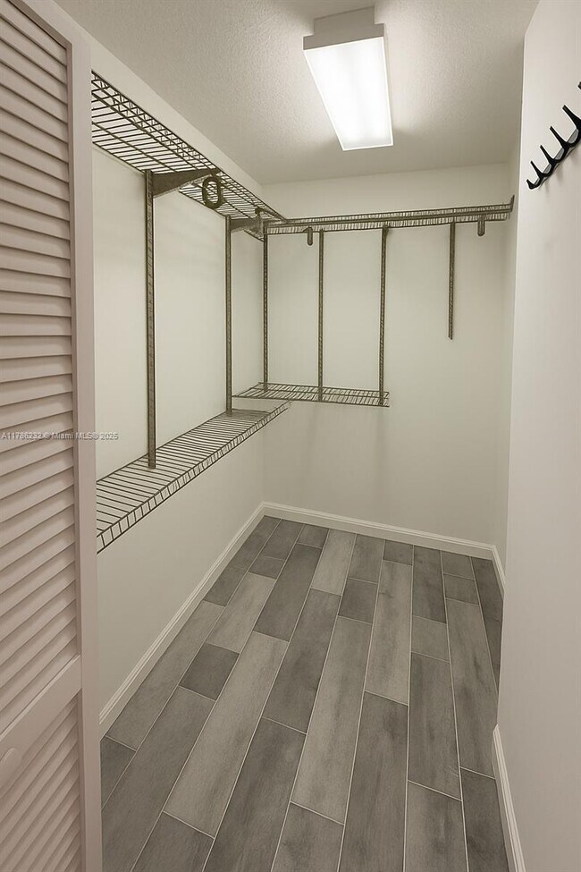 Foto del edificio - 649 E Sheridan St