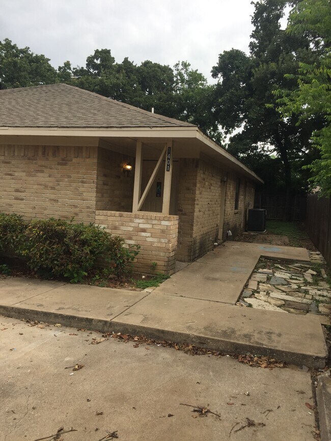 Frente y lateral de la propiedad - 1401 Lackey Ct