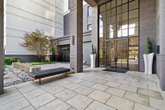 Building Photo - 717 Riverside Dr