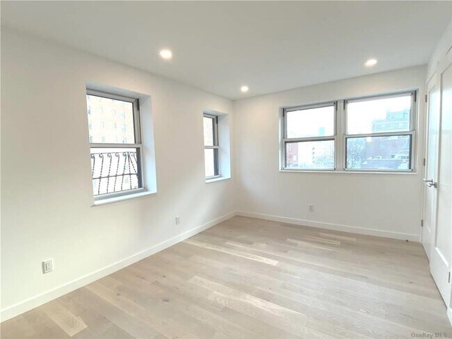 Foto del edificio - 353 E 15th St
