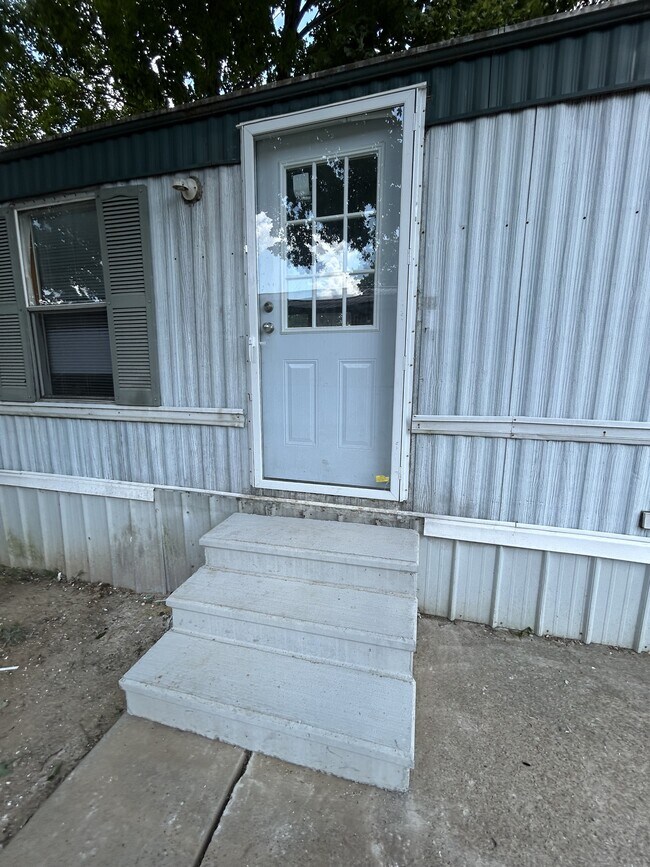 Building Photo - 210 Tyler St