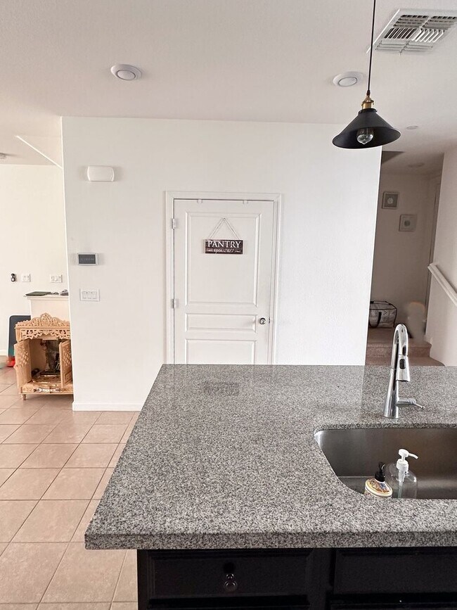 Foto del edificio - 25393 Parklane Dr