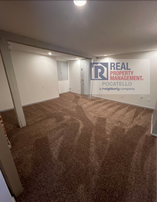 Building Photo - Spacious 1 bedroom 1 bath apartment