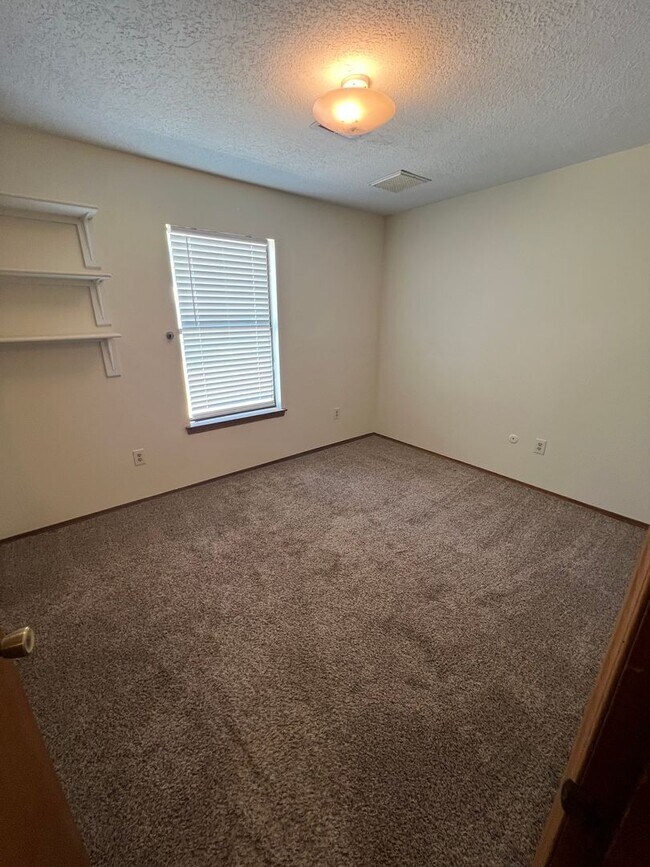 Foto del edificio - Taylor Ranch 3 Bedrooms 2 Bath 2/CG 1800/sf