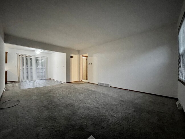 Building Photo - Carriage Hill 1348/1350
