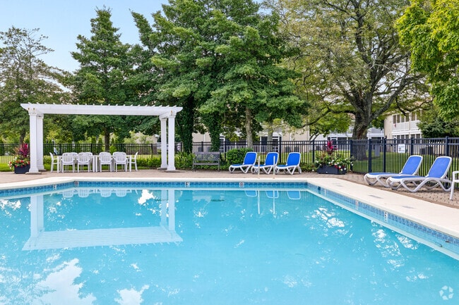 Pool - Aspen Apartments