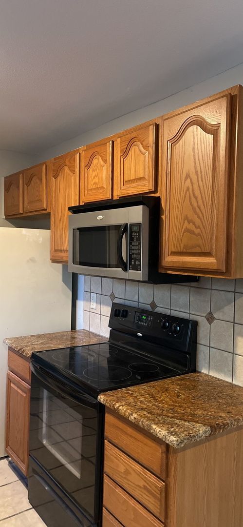 Building Photo - 3 bedroom 2 bathroom! HOUSING ACCEPTED!
