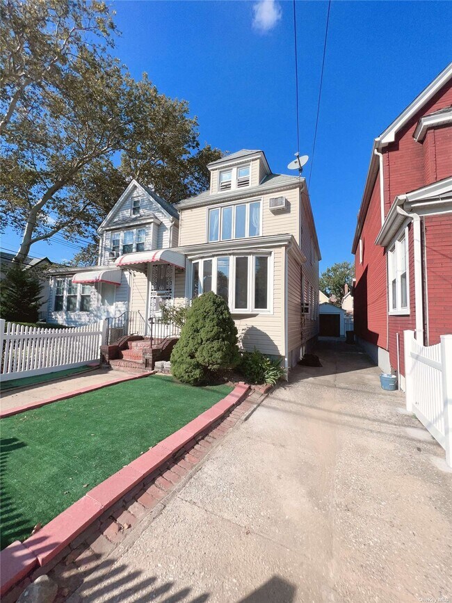 Foto del edificio - 62-53 Wetherole St