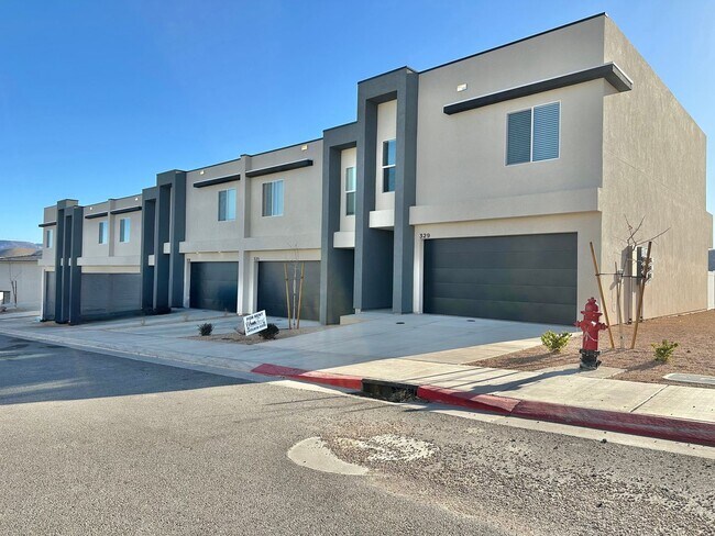Foto del edificio - PET FRIENDLY!! BRAND NEW HURRICANE TOWNHOME!