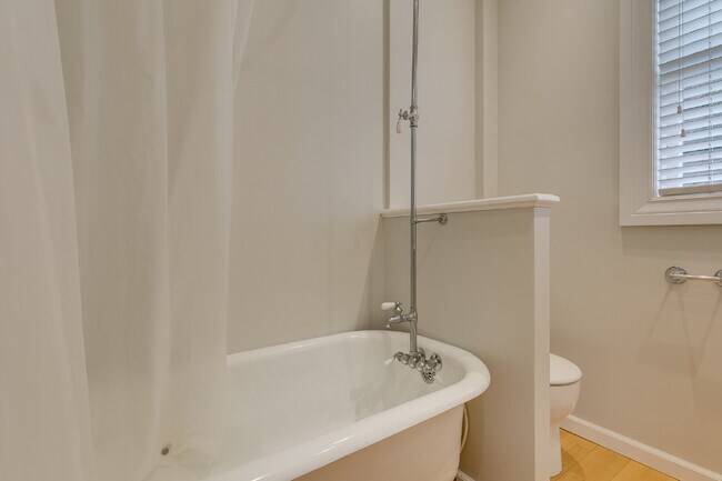 Foto del edificio - Rare & Charming Upper Queen Anne Home Available July!