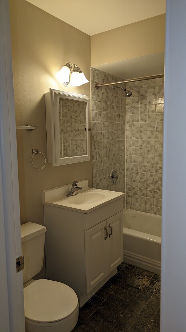 Bathroom - 924 Warren Ave