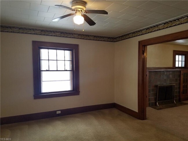 Building Photo - 316 E Ravenwood Ave