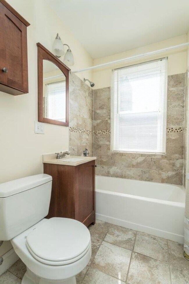 Building Photo - Nicely renovated studio with 2 months free rent for a January 1 move in!
