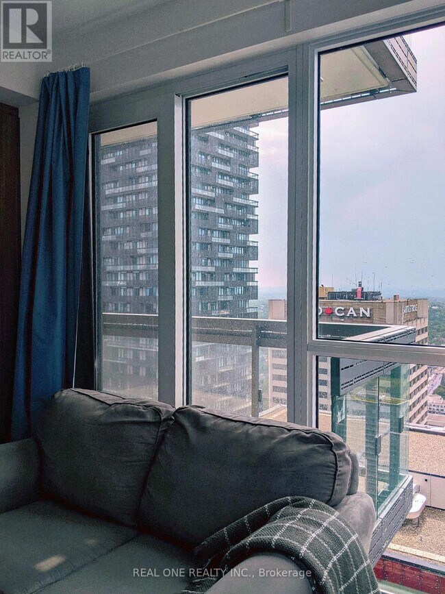 Photo du bâtiment - 39 Roehampton Ave