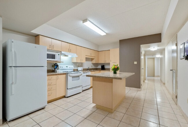 Photo du bâtiment - West Village Suites - Student Living
