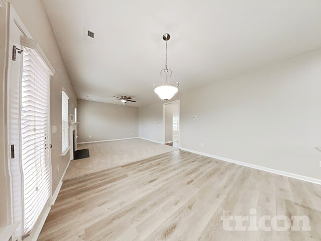 Building Photo - 978 Lakemont Dr