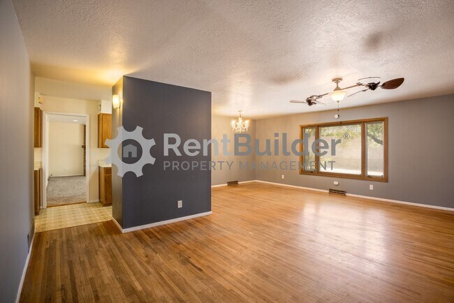 Building Photo - 6504 Loftus Ave NE