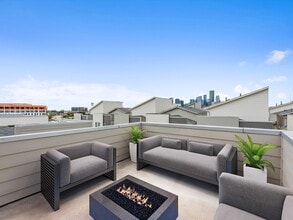 Building Photo - 2727 Clinton Dr