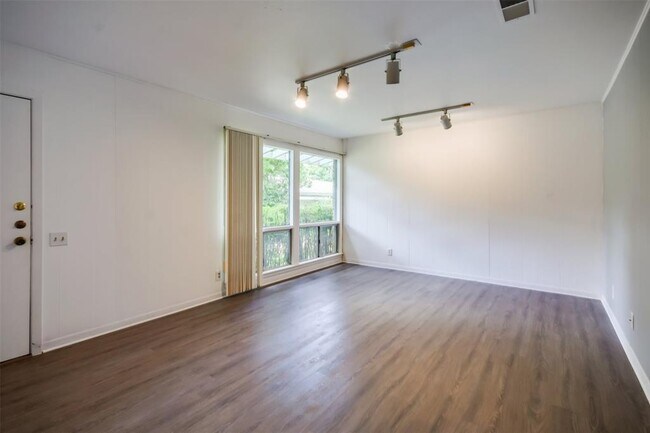 Foto del edificio - 1703 Emilie Ln