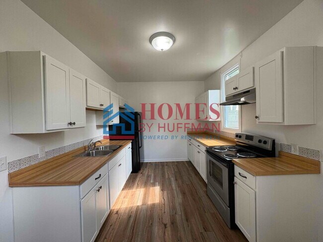 Building Photo - Three Bedroom | Detached Garage