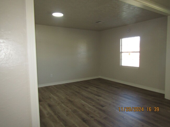 Foto del edificio - New listing-fresh paint and hard surface f...