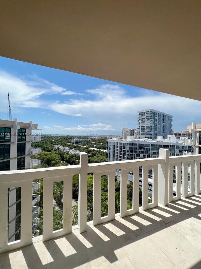 Foto del edificio - 1111 Crandon Blvd