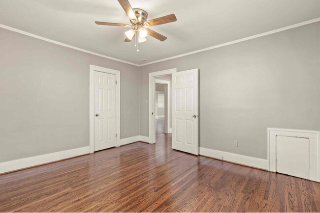 Foto del edificio - 3317 E 5th Pl