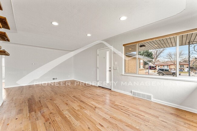 Building Photo - Spacious Home with Fenced Yard and Washer/...