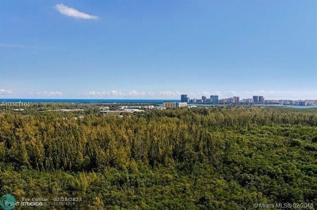 Foto del edificio - 15051 Royal Oaks Ln