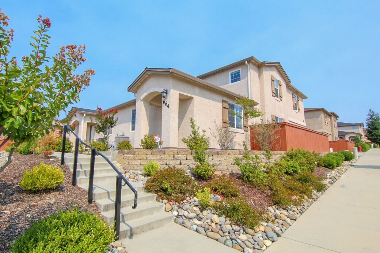 Primary Photo - Modern Townhouse In Prime Location