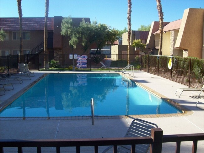 Foto del edificio - 2nd floor unit in upscale guard gated SW complex near Strip